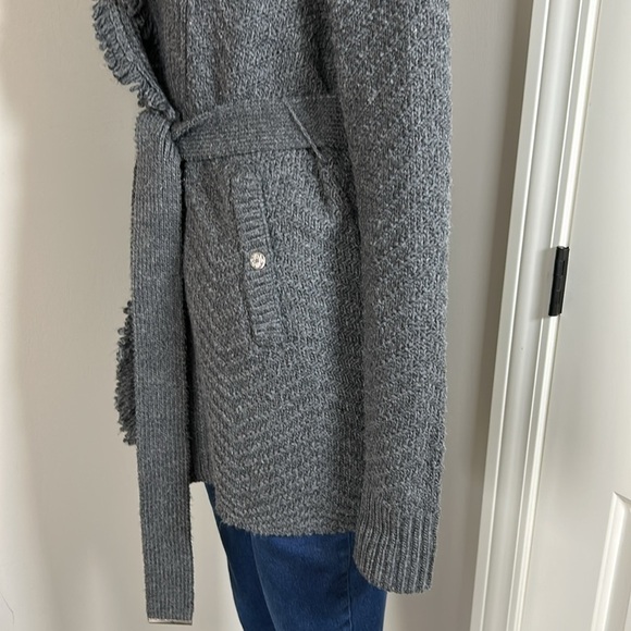 White House Black Market Fringe Shawl Sweater Coat Grey Pockets Belt Sz S - Picture 9 of 16
